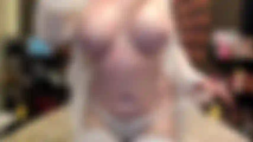 ( Gs.760) GoldieStar se presenta en show de oro - 10:55 minutos. Gilf, tetas grandes, coño peludo, medias blancas transparentes, tacones de púas plateadas, aceite, anal, doble penetración (1/10/2022).