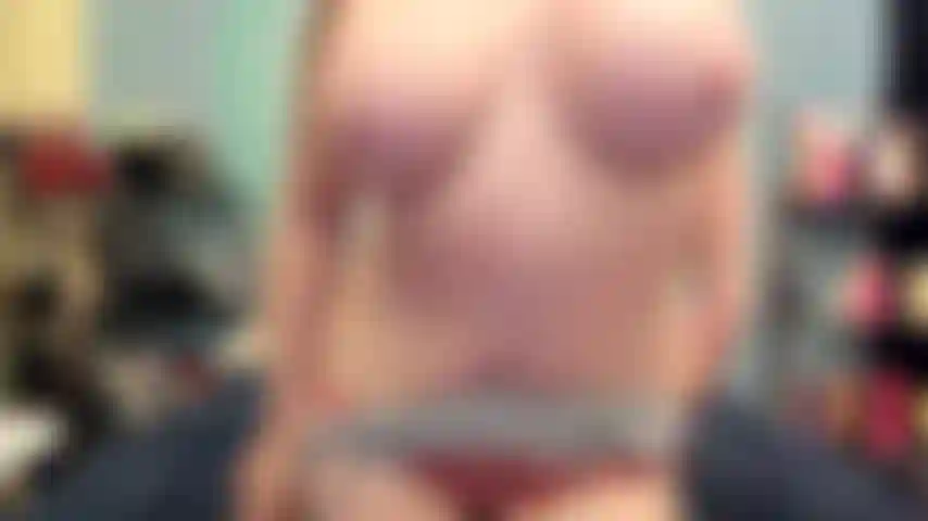 ( Gs.636) GoldieStar se presenta en show de oro - 11 minutos. Juguete interactivo, gilf, coñito peludo, tetas grandes, squirting, anal, dp interracial (24/6/2022).