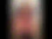 (85) GoldieStar en este conjunto de fotos de presentación de diapositivas usa sujetador y bragas de encaje blanco con medias y tacones negros. Juego de coño.