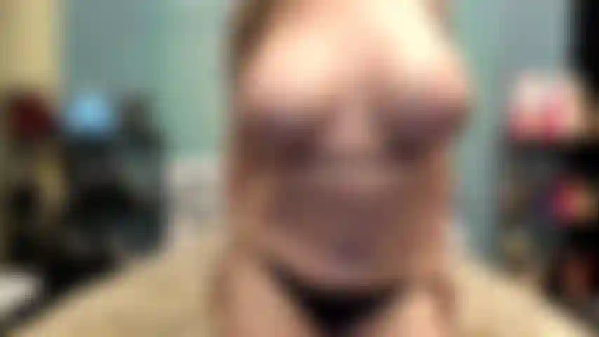 ( Gs.667) GoldieStar se presenta en show de oro - 11 minutos. Tetas grandes, culo grande, gilf, coño peludo, squirting, gran consolador rosa, pies descalzos, anal, tacones negros con tachuelas, dp (25/7/2022).