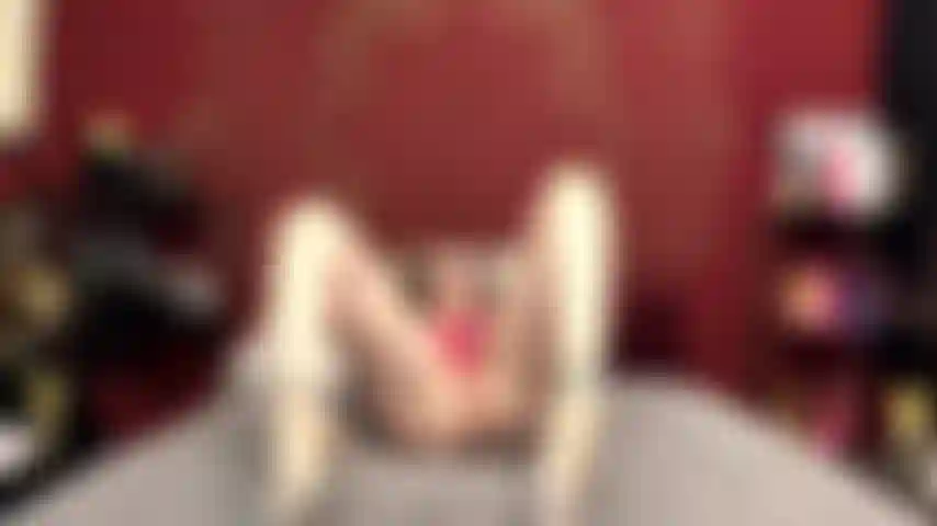 ( Gs.562) GoldieStar se presenta en show de oro - 9 minutos. Tacones de aguja plateados, tetas grandes, gilf, juguete interactivo, consolador rosa grande, aceite, squirting, coño peludo, anal, doble penetración (15/05/2022).