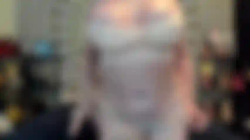 ( Gs.864) GoldieStar se presenta en show de oro - 10:57 minutos. Medias color canela transparente, tetas grandes, coño peludo, squirting, apertura del coño, semen cremoso, todos consoladores blancos (17/12/2022).