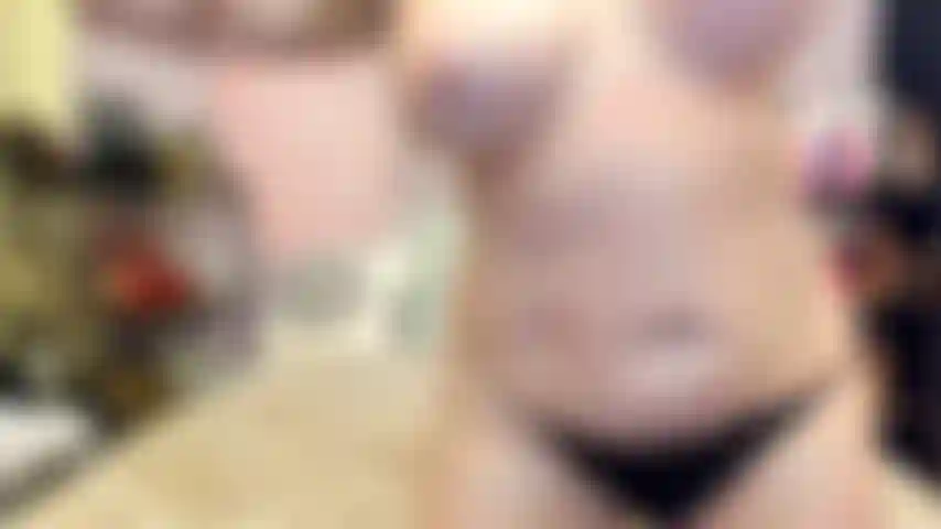 ( Gs.369) GoldieStar se presenta en show de oro. Roleplay(llamando a todos los chicos de la sala por su nombre...) 10 Minutos. Bikini tanga negro, tetas grandes, milf, gran consolador rosa, pies descalzos, squirting, anal, semen cremoso (5/12/2021).