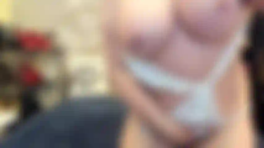 ( Gs.427) GoldieStar se presenta en show de oro. Roleplay(llamando a todos los chicos de la sala por su nombre...) 9 Minutos. Traje blanco, tetas grandes, gilf, aceite, coñito peludo, juguete interactivo, juego de tetas, anal, dp (16/01/2022).