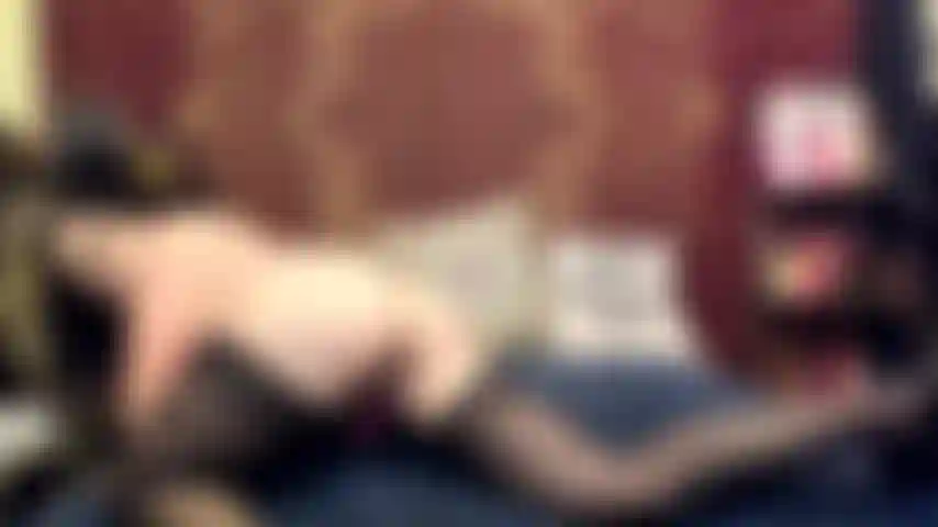 ( Gs.382) GoldieStar se presenta en show de oro. Roleplay(llamando a todos los chicos de la sala por su nombre...) 9:01 Minutos. Bragas negras. Medias negras. Tacones negros, tetas grandes, squirting, follar con los dedos, anal, doble penetración, todos consoladores negros (12/12/2021).