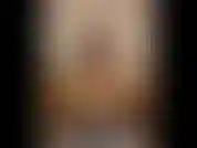 (70) GoldieStar en esta presentación de diapositivas muestra cómo mamá se folla el culo en la mesa de la cocina con un consolador torpedo negro y tacones con tiras negras.