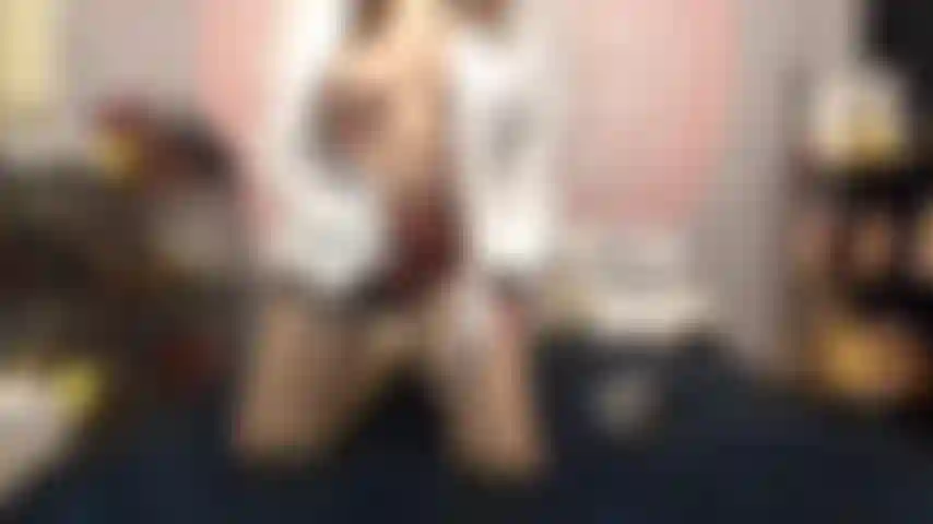 (46) GoldieStar usa bomba de clítoris, bomba de coño, bolas de coño, consolador acrílico negro, varita y luego se corre duro con una varita hitachi. Squirting... Y semen cremoso.