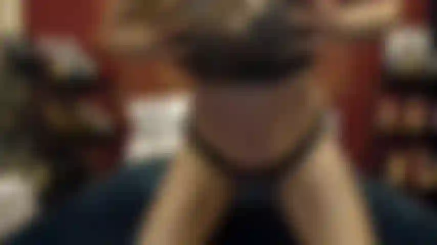 (42) GoldieStar viste traje de camuflaje y tacones... Y le folla el culo y el coño... Squirts.