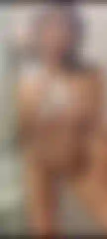 Strip tease en el show. Toda desnuda, dedeada y culo gordo.