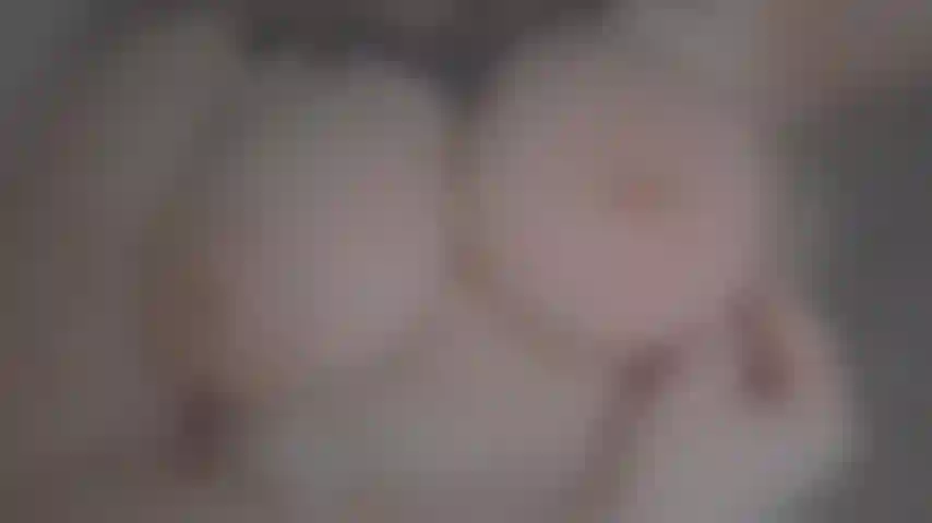 Me encanta este video de mis tetas perforadas en un baño.