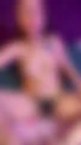 como te gusta mas con la tanga a un lado o que me la quite