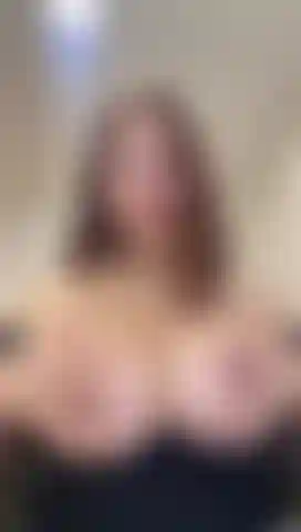 Mis pechos perfectos rebotan, juegan y chupan los pezones.