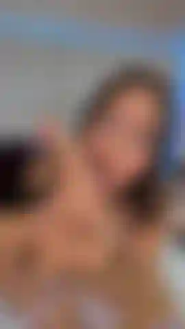 Chupo los dedos de los pies, lamo... Mmm qué ricos dedos de los pies rojos.