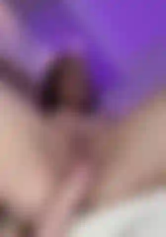 Roso mi consolador con el clítoris.