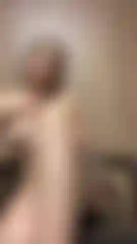 Me encanta tocar mi cuerpo aceitado.