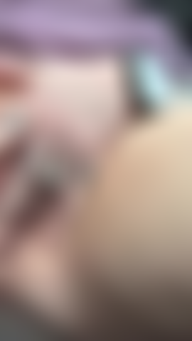 Meto los dedos en el coño mojado en el coche.