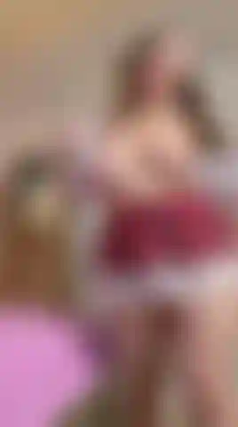 Estudiante traviesa necesita tu ayuda para estudiar.
