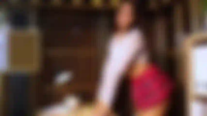 Soy la colegiala traviesa en la oficina de mi profesor.