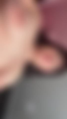 Desnuda y salvaje, sacudo mis pechos y balanceo mis caderas, dejando que cada curva se mueva para tus ojos.