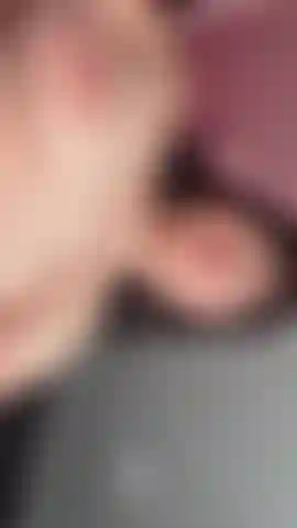 Desnuda y salvaje, sacudo mis pechos y balanceo mis caderas, dejando que cada curva se mueva para tus ojos.