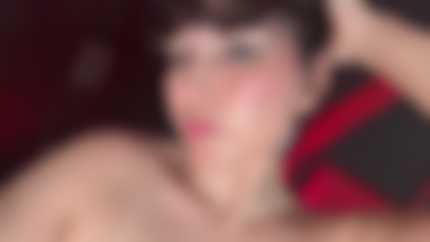 Mi pecho desnudo y mis suaves caricias te invitan a disfrutar de este momento íntimo conmigo.