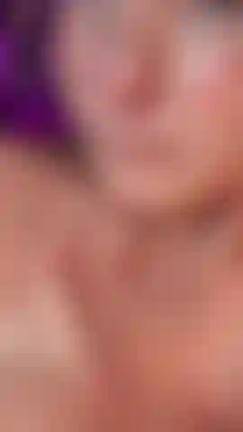 Nada me excita más que lamerme los pezones y sentir mi lengua deslizándose por mi piel. ¿Me ayudarías a llegar más lejos?