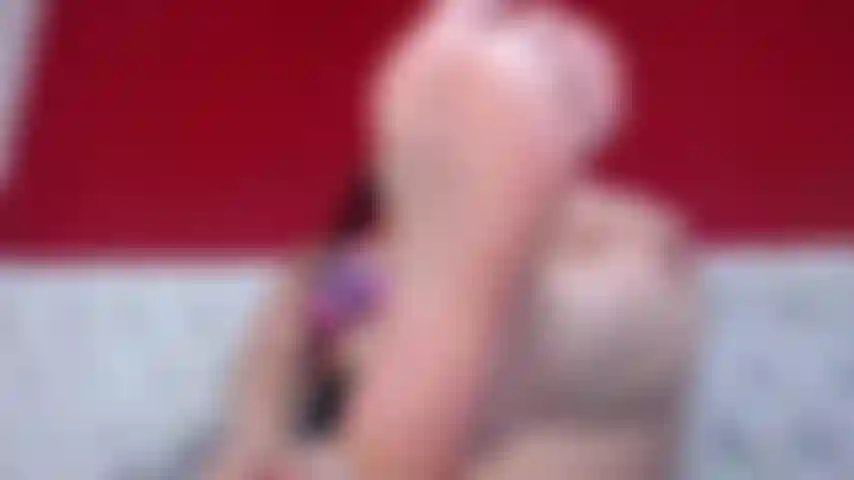 Hanna le da un pequeño masaje a sus delicados pies y a sus hermosas piernas.