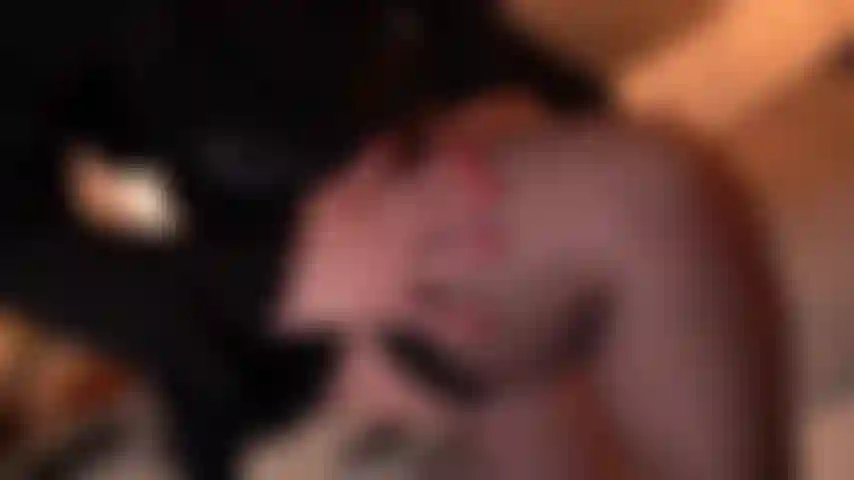 Sexy madrastra provocando levemente en la cama.