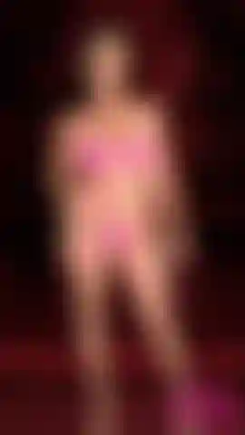 Diosa humiliatrix en látex rosa, vídeo completo.
