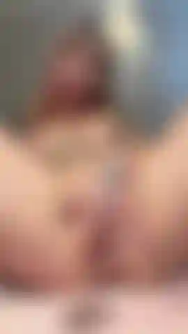 Dedos de cerca: mírame frotar, jugar y tocar mi coñito apretado mientras gimo y me corro para ti. Me encanta lo mojada y jugosa que se pone ;).