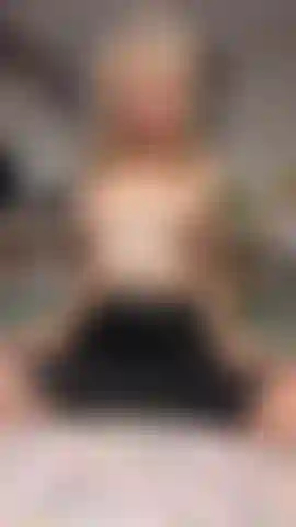 Ven a jugar conmigo papi, solo acostada en mi cama, súper cachonda, vistiendo una falda negra ajustada y nada más esperando que vengas a unirte a mí y destruyas mi pequeño coño rosado, ¿vienes a tocarla?