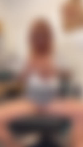 Follada de tetas con consolador: ¡apuesto a que desearías que esta fuera tu polla follando mis pequeños mientras escupo sobre ellos y los dejo bien descuidados y listos para que los metas por mi garganta!