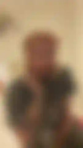 Mírame hacer sentadillas sobre tu cara. Oye, esclava, acabo de terminar el gimnasio, así que estoy sudando. Túmbate ahí mientras me quito los pantalones y hago sentadillas justo sobre tu cara, exponiendo mis dos agujeros. ¿Qué harías con ellos?