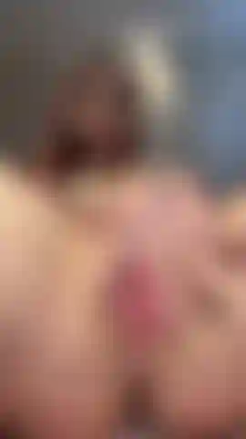 Juego de coño de cerca. Mírame abrir mi coñito apretado para ti mientras me froto y me meto los dedos en diferentes posiciones. ¡Asegúrate de tener el sonido activado si quieres oír lo mojada que se pone! Me corro muchísimo en este vídeo!