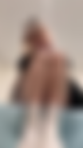 Mis pies se burlan: mira cómo me quito mis calcetines apestosos después de un largo día de universidad y meto mis dedos de los pies en tu cara para que los chupes ;).