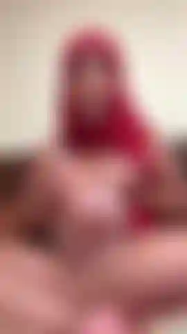 ¡Adoración de grandes tetas naturales con hiyab! Grabado en vertical, 3 minutos y 27 segundos de duración ;).