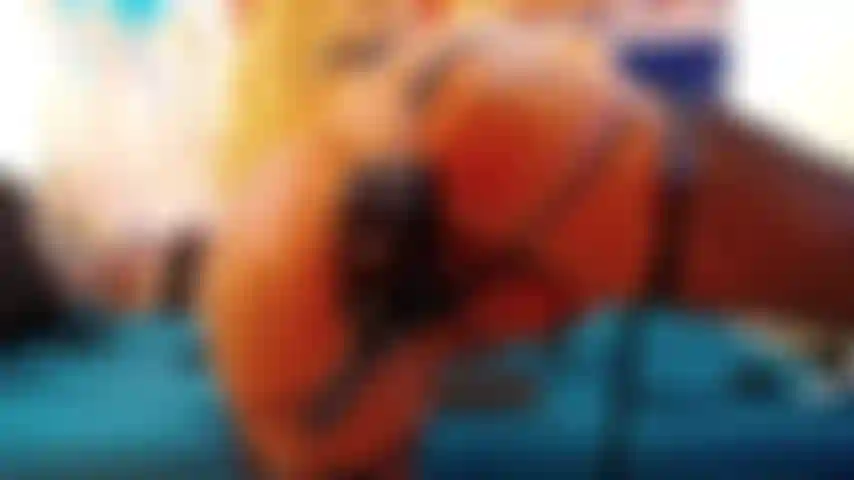 Jugando con el coño y el buttplug.