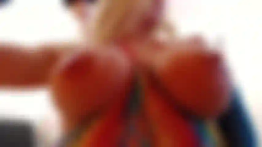 Bbc frotándose las tetas.