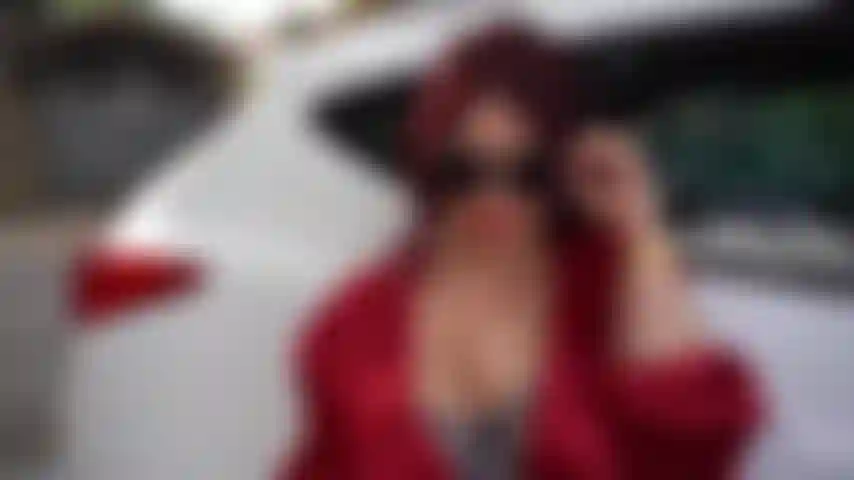 Sexy y divertida al aire libre.