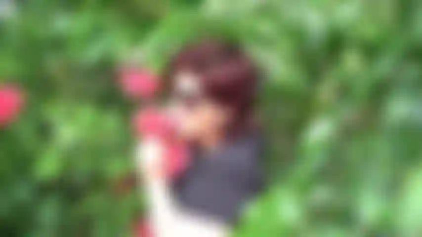 Dama sexy fumando en auto.