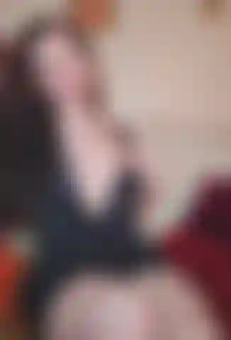 Pequeñas tetitas al aire, sensual provocación para ti. Disfruta.