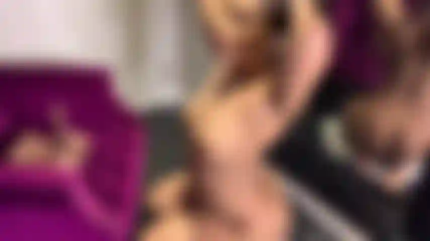 Cabalgando dildo en el trono.