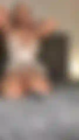 Encanta chupar pollas blancas.