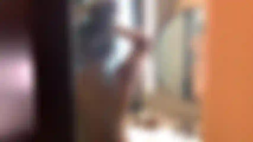 Mirón mientras estoy en la ducha.