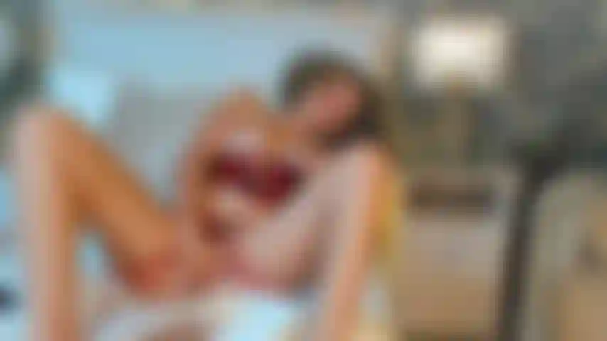 Quiero tener mi coño y mis tetas, aquí están para ti nena.