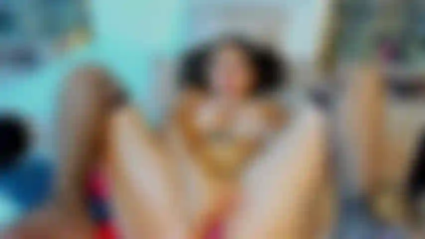 ¿Se te pone dura la polla, te excita verme masturbarme? ¿Qué tal si llevamos esa sensación al límite y te sumerges conmigo en un mundo de placer y éxtasis? Estoy aquí para guiarte en cada paso del camino, ven a disfrutar conmigo.