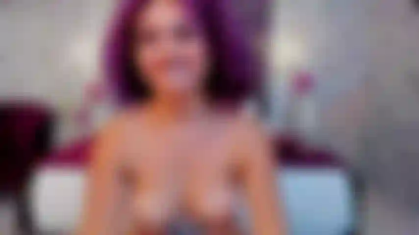 Estaba tan cachonda que necesitaba algo más profundo... Lo metí despacio, sintiendo cada centímetro, y terminé gimiendo de puro placer. ¿Quieres verme follar mi culo como una buena chica traviesa? Este video es para ti...