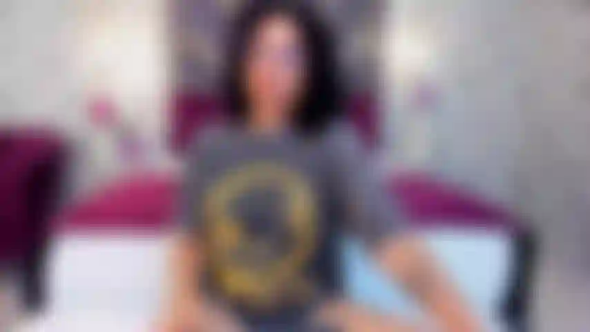 Tengo el coño tan húmedo que necesito mi vibrador ahora mismo. Cada vibración me excita aún más. Me toco como si estuvieras aquí, observando cada detalle, deseándome. ¿Vas a verme correrme para ti?