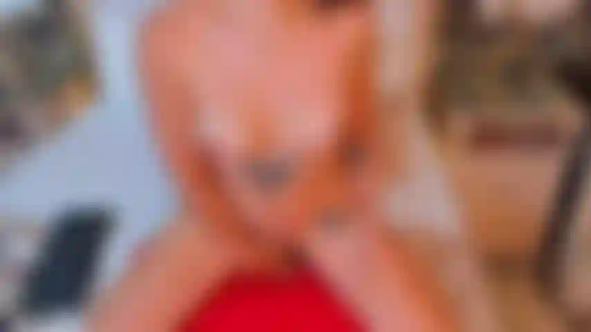 ¿Te imaginas ver mis hermosas tetas rebotar mientras monto tu dura polla? Siente cada roce de mi piel contra la tuya mientras nuestros cuerpos se mojan de tanto sudor, llegamos juntas a la cima del éxtasis.