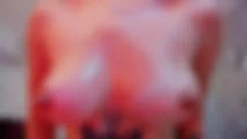 Mójame toda con tu lengua, haz que mi cuerpo se estremezca de placer.